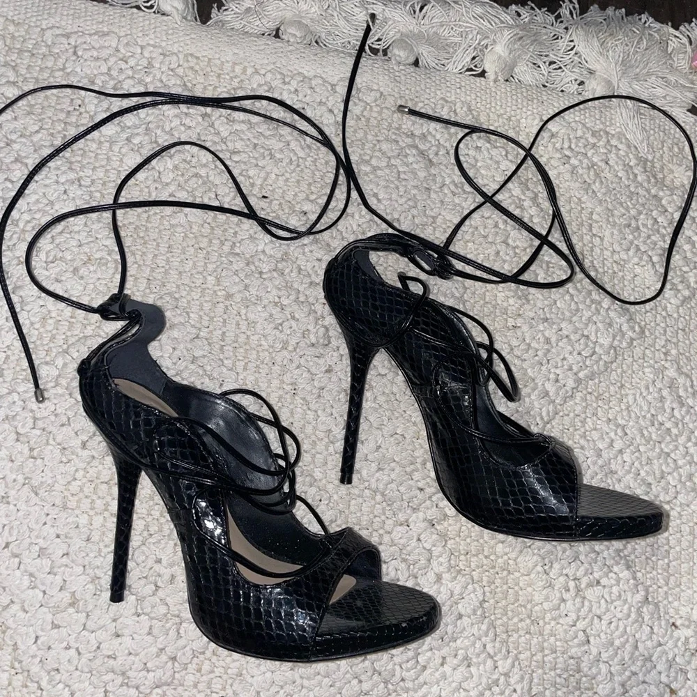 Steve Madden Black Lace Up Snakeskin Pumps‎
